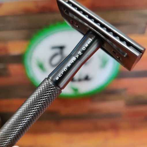 Premium Gun Metal men's safety razor kit close up