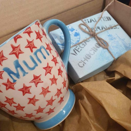 Chocolate & Star Mum Mug in Bundle with vegan chocolate at Just Gaia for plastic free gift ideas
